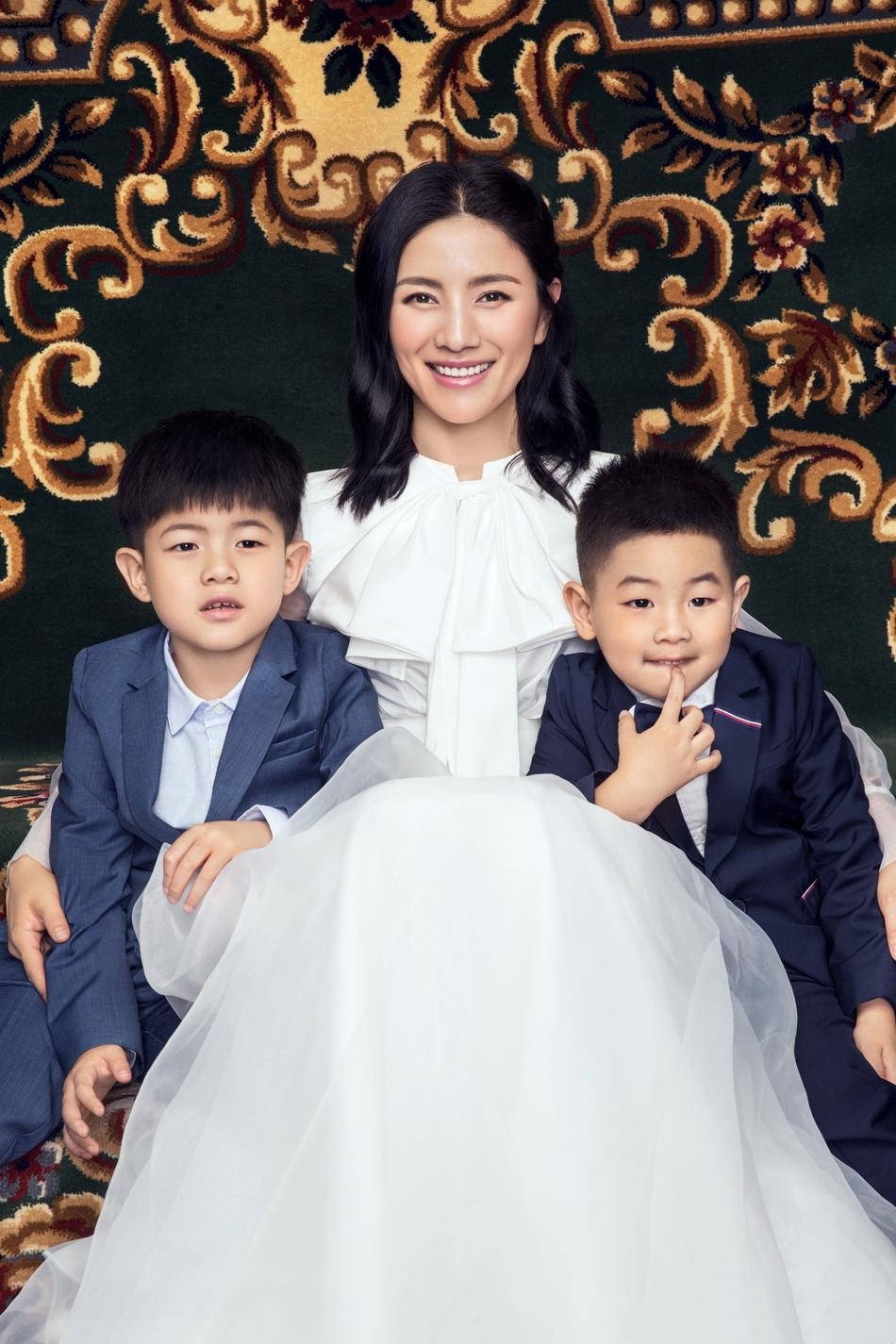 胡可带两个儿子拍写真,小鱼儿表情喜感,安吉新牙没长全依然帅气