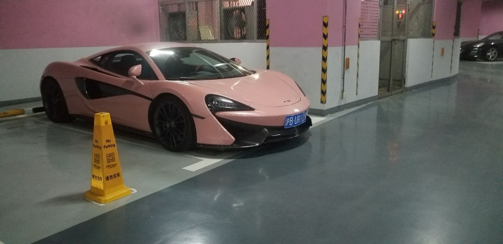 上海新天地豪车实拍,满街都是奢华感!