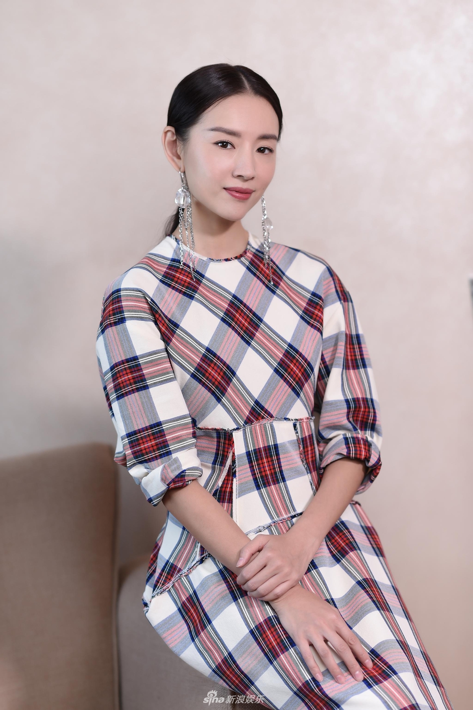 董洁笑容明媚 长裙优雅大方气质温婉