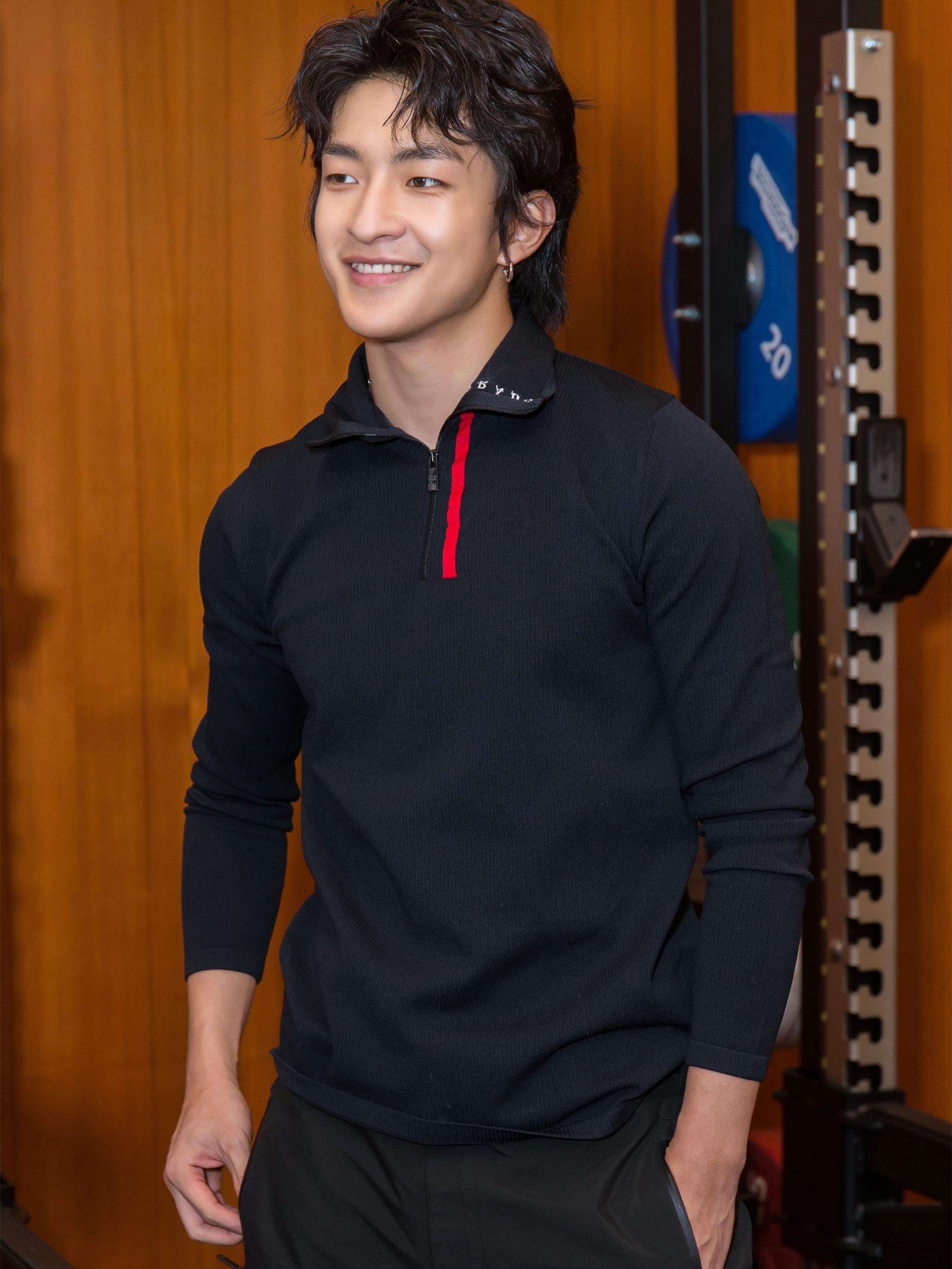 长安屈楚萧一身黑造型上线穿运动服居然比西装还帅