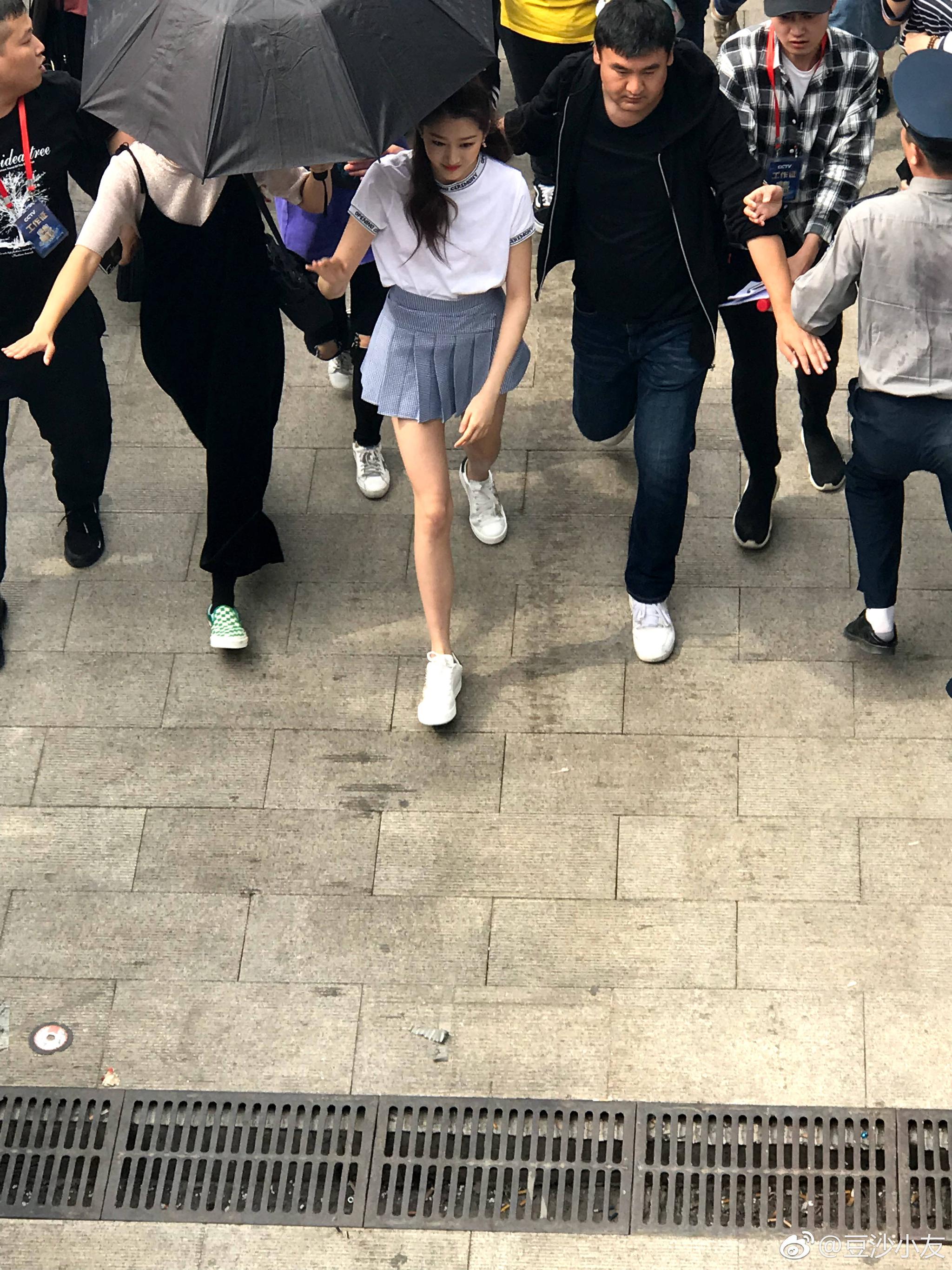 路人镜头之下的关晓彤,腿又细又直这身材太好了