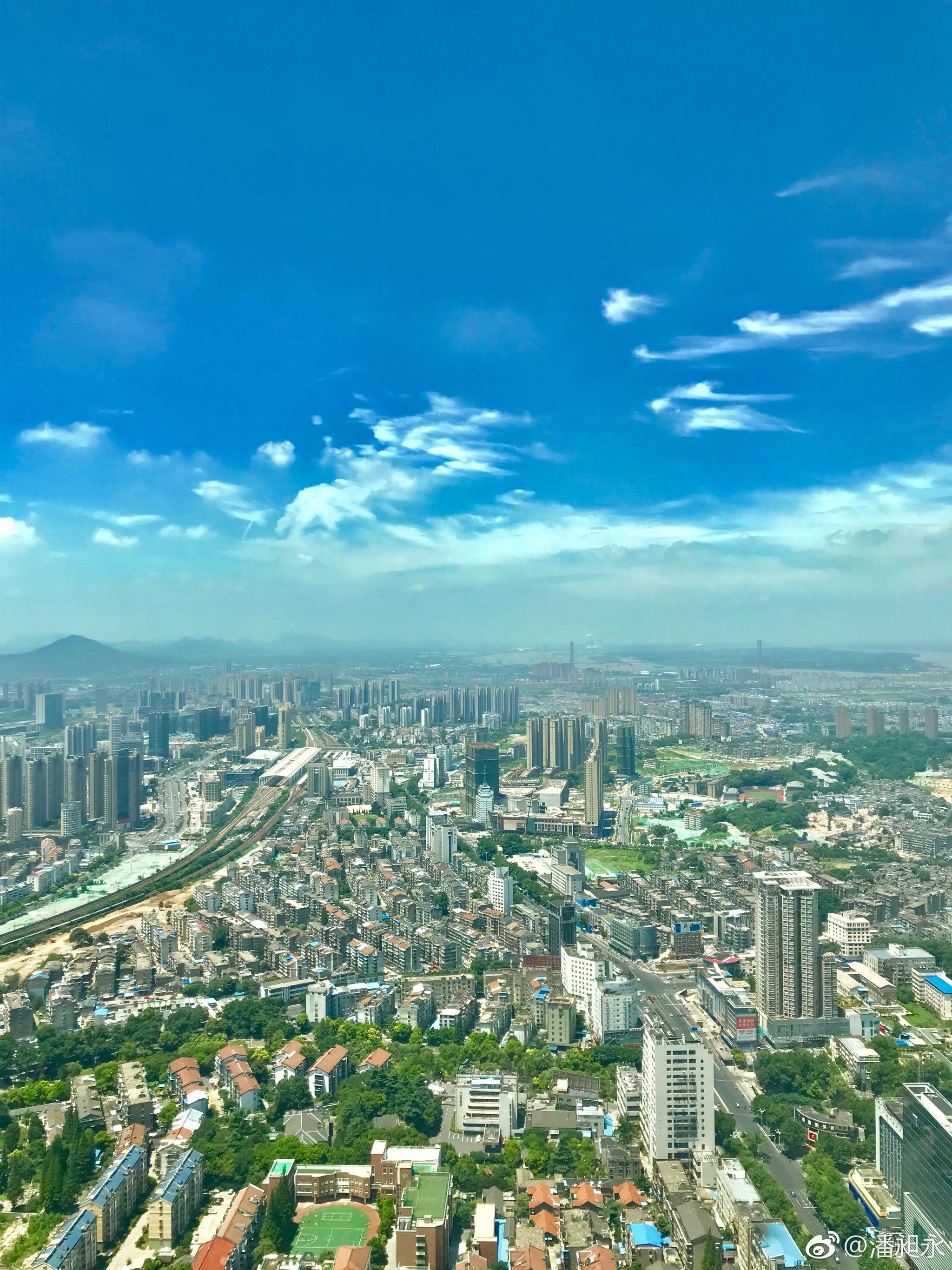 站在镇江苏宁凯悦酒店57楼大堂吧的落地窗前,能俯瞰镇江的城市风光.