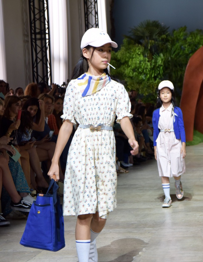 多多李嫣走秀成全场焦点,我却被佟大为大女儿惊艳了,出道吧!