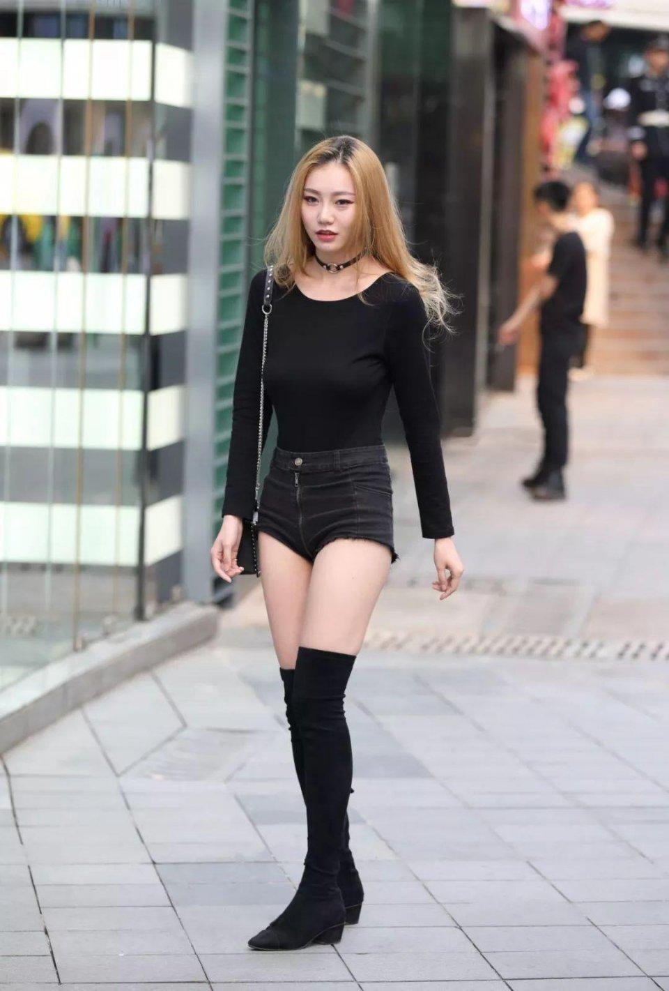 黑色紧身t恤搭配时尚超短黑色热裤,黑白衬托,时尚亮眼
