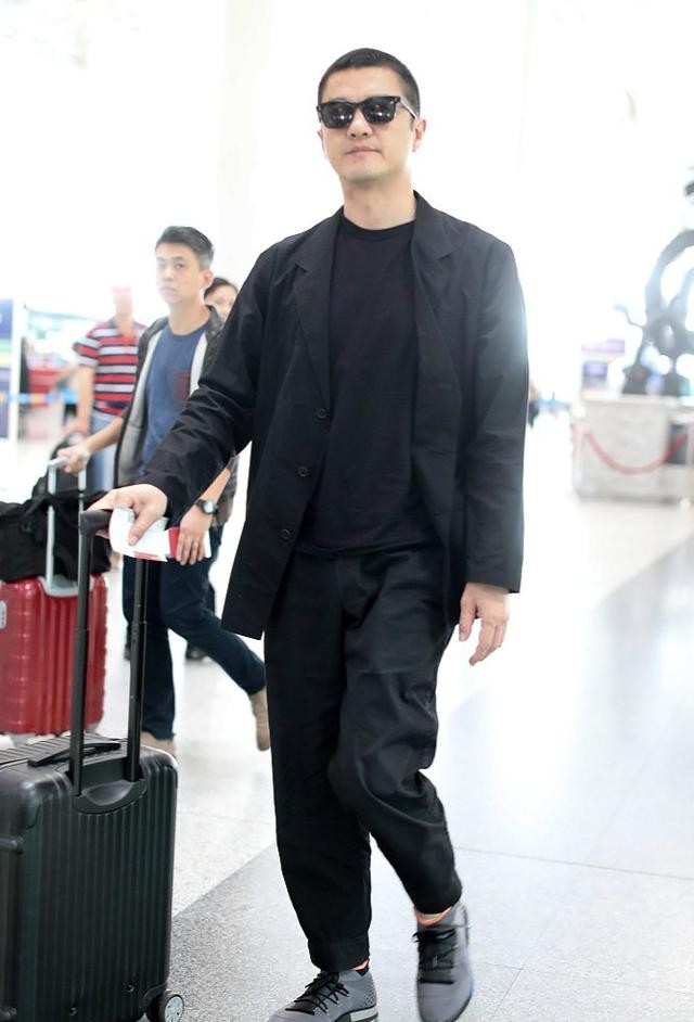 李亚鹏一身黑衣的他难掩微发福的体态现身机场 大步疾走气场足