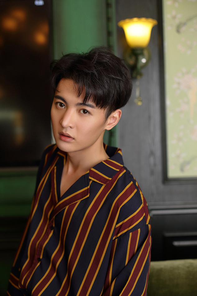 周骏超新戏横店热拍 写真大片诠释酷man风采