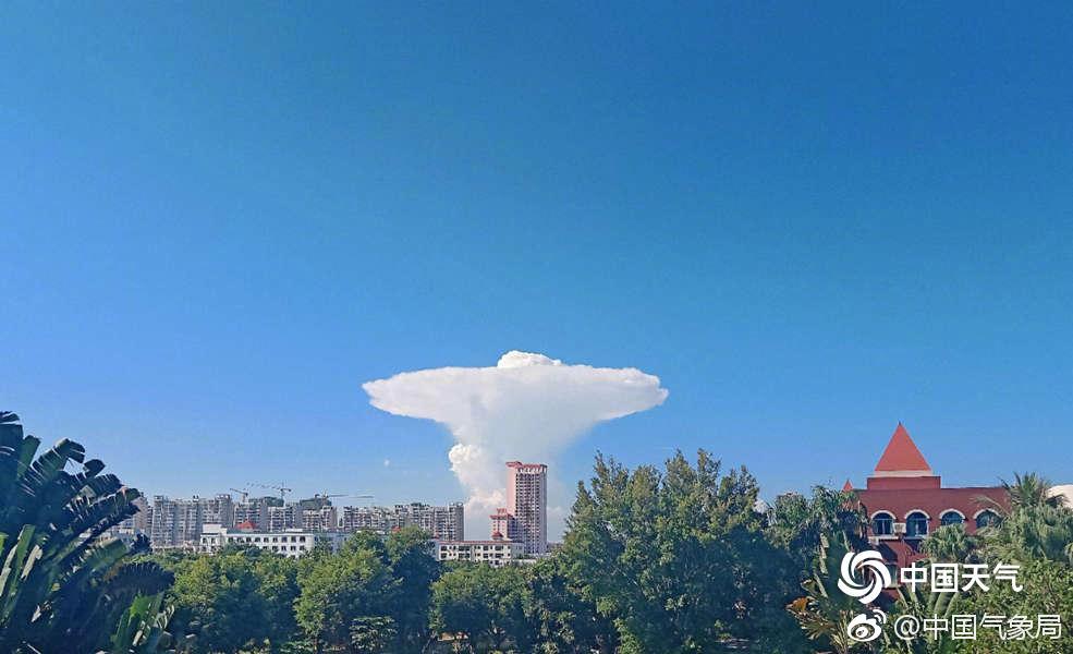 海口惊现云砧奇观状似飞碟