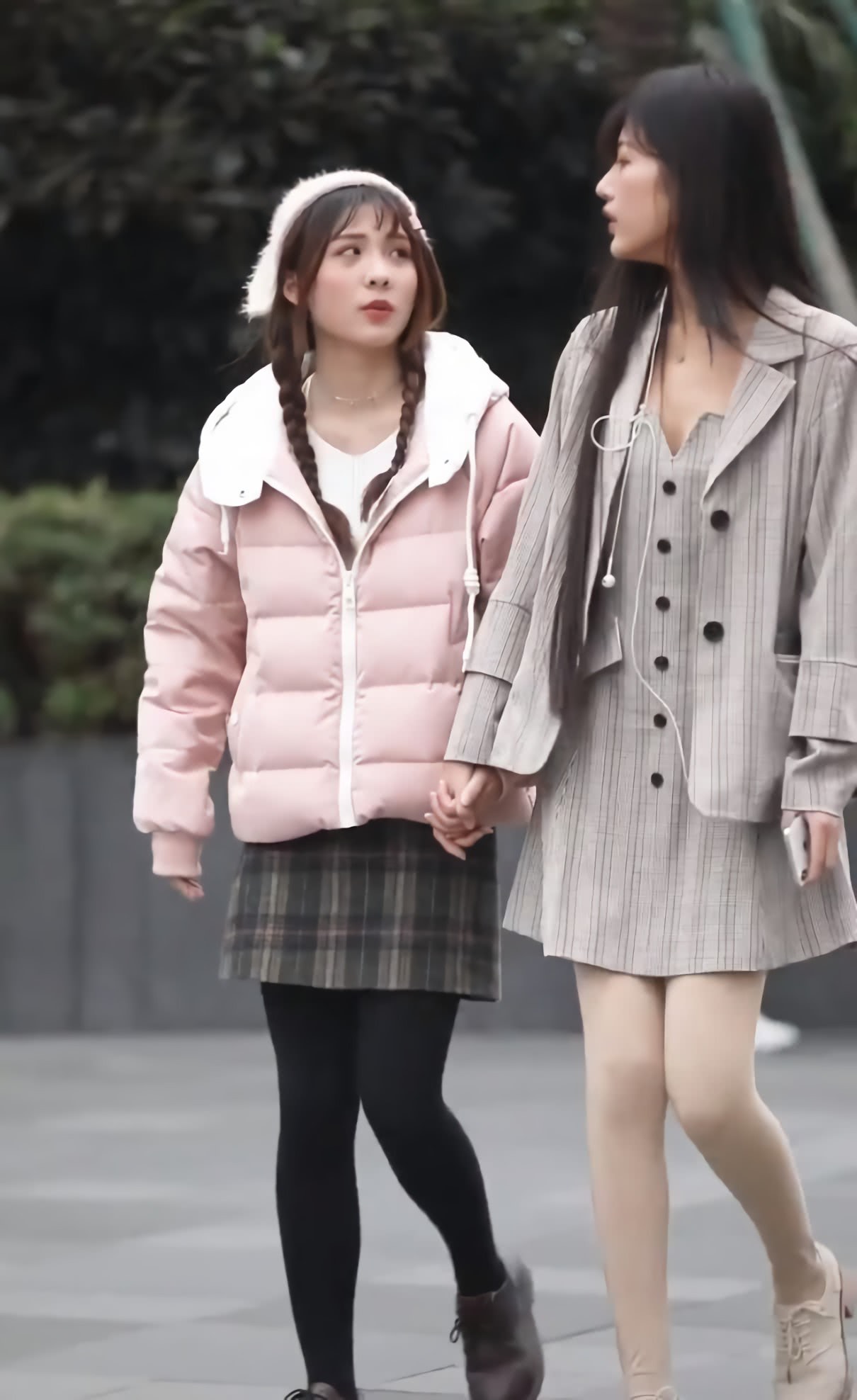 闺蜜一起逛街,一个像秋天一个像冬天,谁更"心机"一目了然!