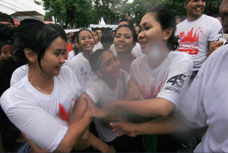 实拍印尼传统亲吻节大街上随便亲吻喜欢的女孩有的被亲哭了