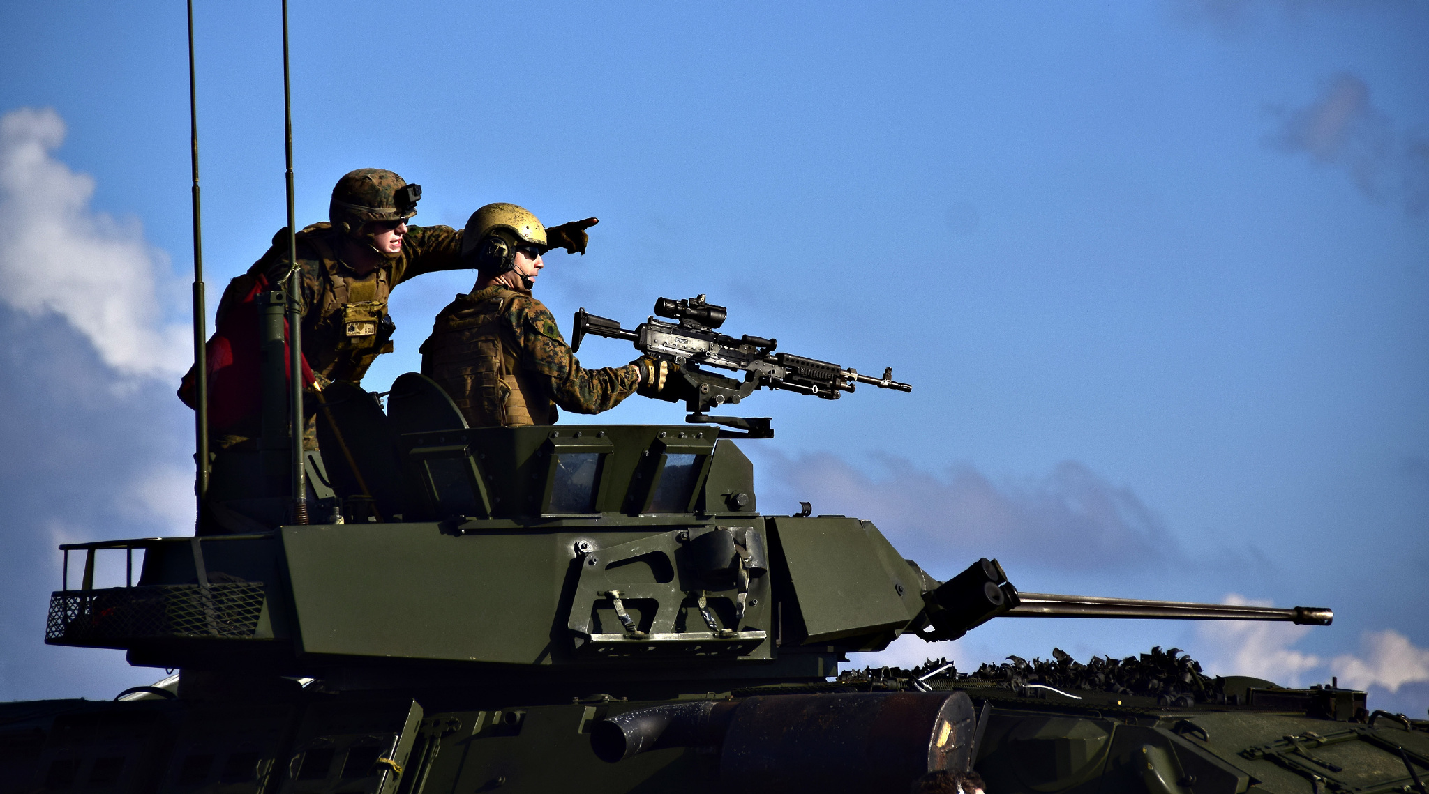 两栖攻击舰上进行lav-25轻型装甲车主炮和"陶氏"反坦克导弹的射击训练