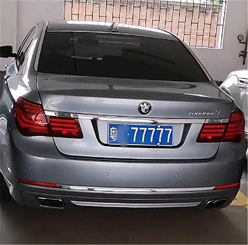 广东一车库偶遇宝马7系,车牌不带一个8,但价值不输88888