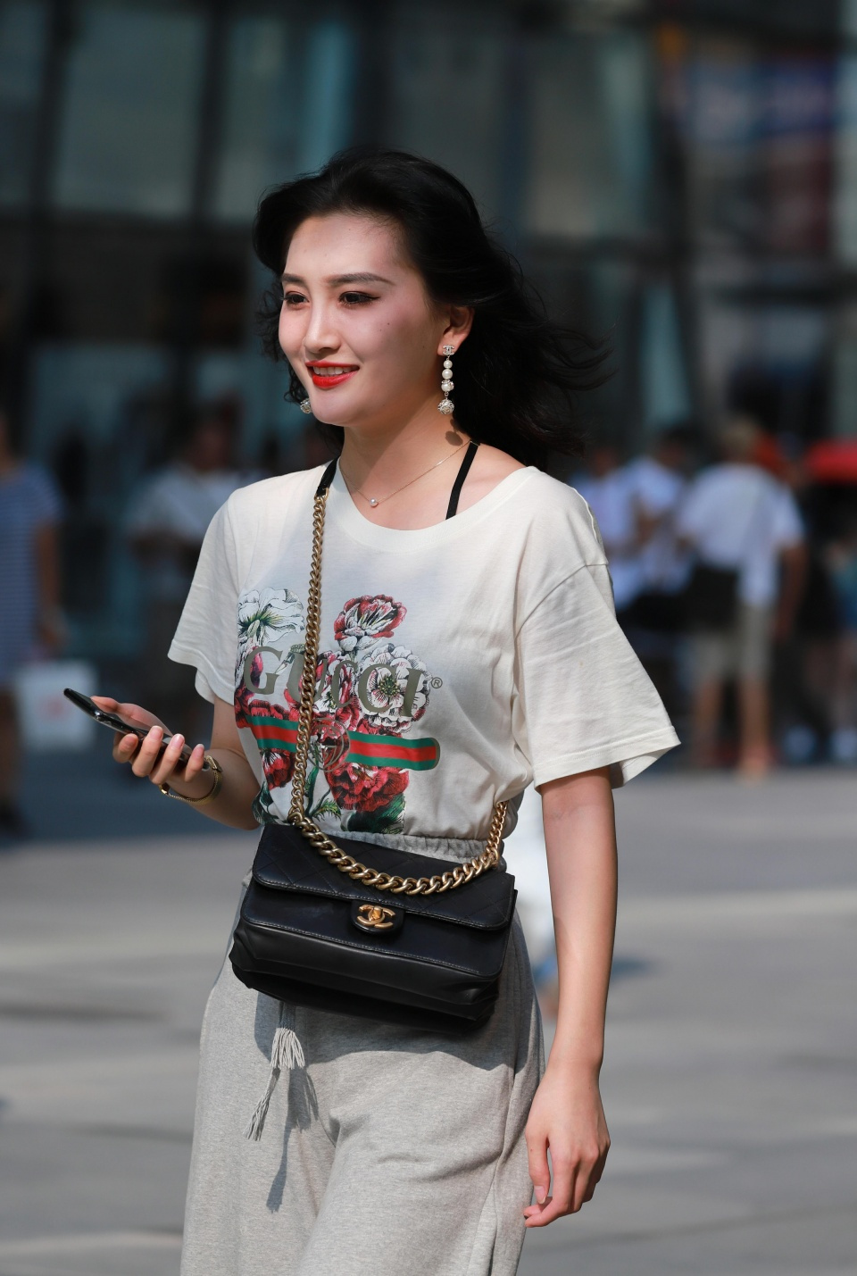 街拍:笑容灿烂气质纯正,一看就是一位有品味有教养的姑娘