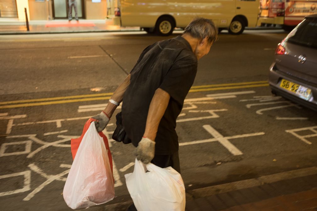 香港底层老人生活实拍白发苍苍还要出来打工赚钱令人心酸