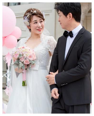 潘粤明和玛丽在户外结婚了.气球都很热.这是真爱!