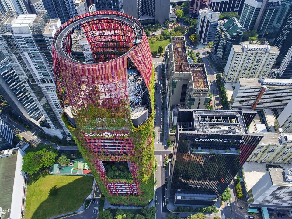 都市绿塔 – 新加坡oasia酒店!位于炎热地区的塔楼充满了生机
