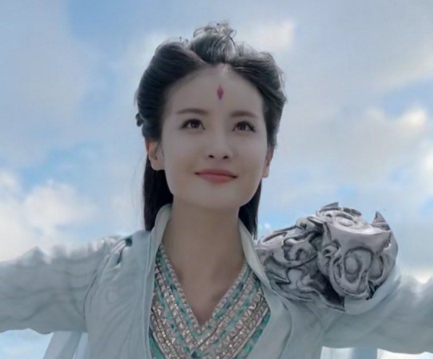 赖雨蒙在这部剧中既是凡间公主,又是仙界的水神,造型真是仙气!
