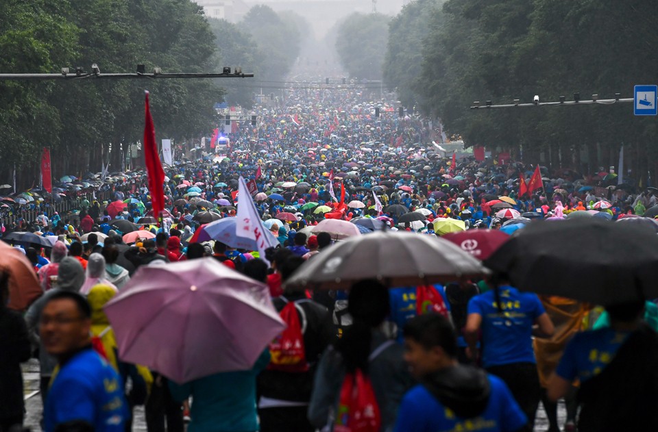 长春3万人雨中跑马拉松 伞阵大军场面震撼_新浪看点