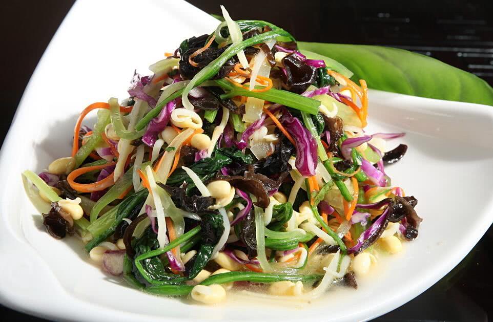 第十一道:凉拌素什锦食材:黄瓜,木耳,洋葱,花生,香菜,白芝麻,蒜,生抽