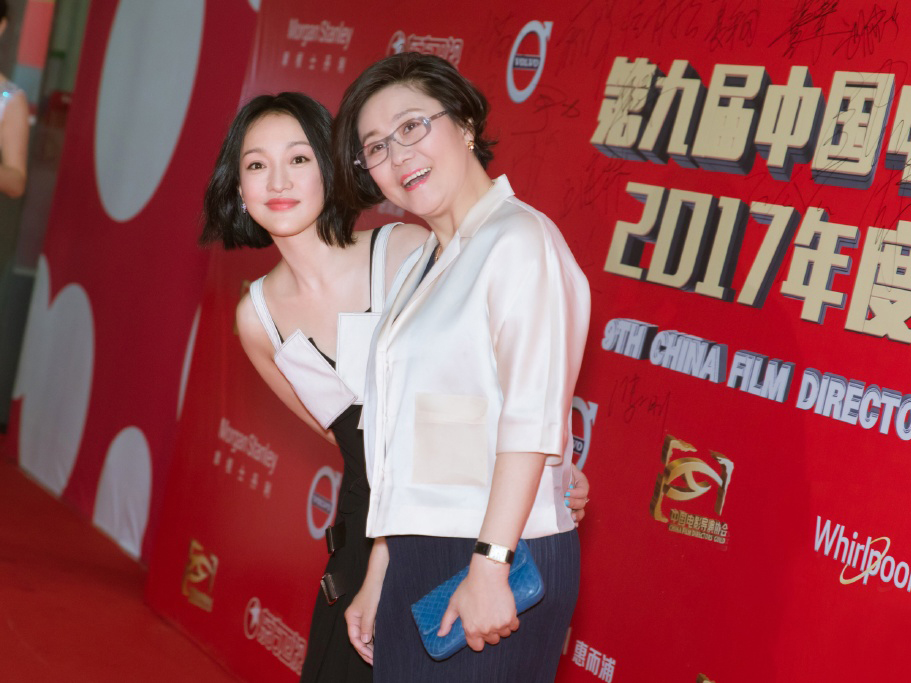 周迅与赵薇只相差一岁,同穿黑色连衣裙,谁的气质更好?