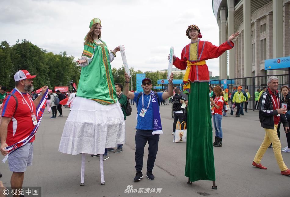俄罗斯姑娘貌美如花:踩高跷一览无余