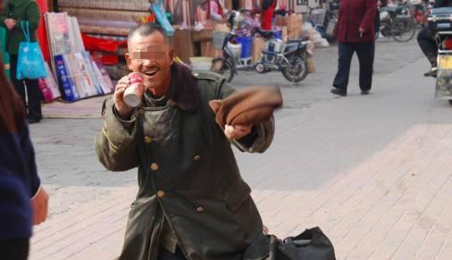 乞丐借钱,路人纷纷躲避,父亲借他500,1天后脸都白了