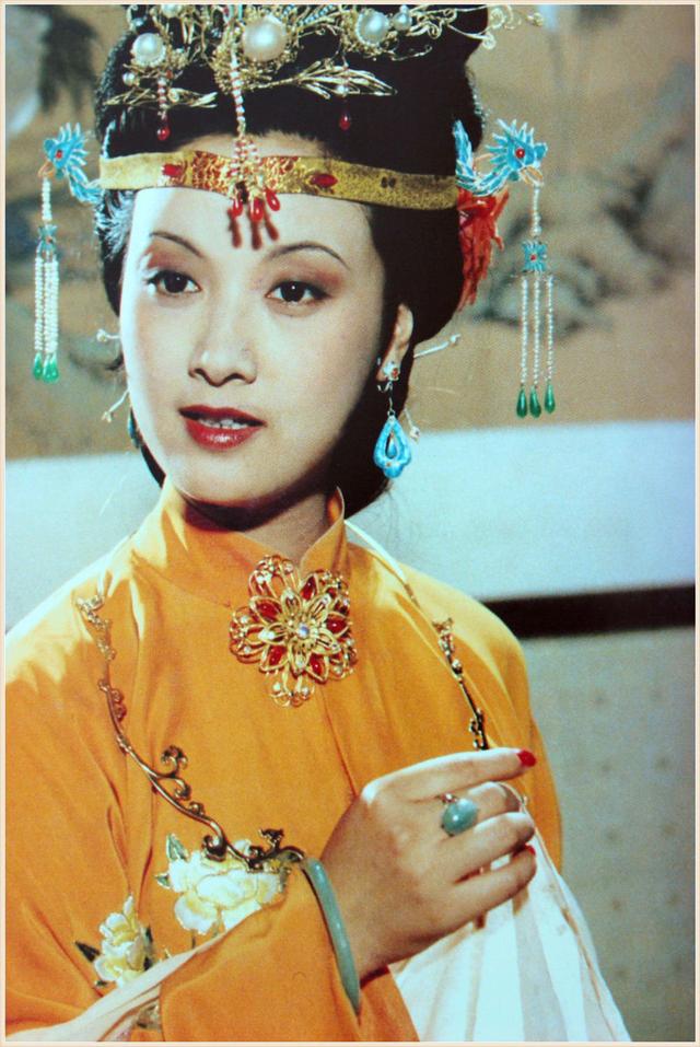 87版《红楼梦》中,邓婕扮演的王熙凤是服装最多的,据说一共有70多套.