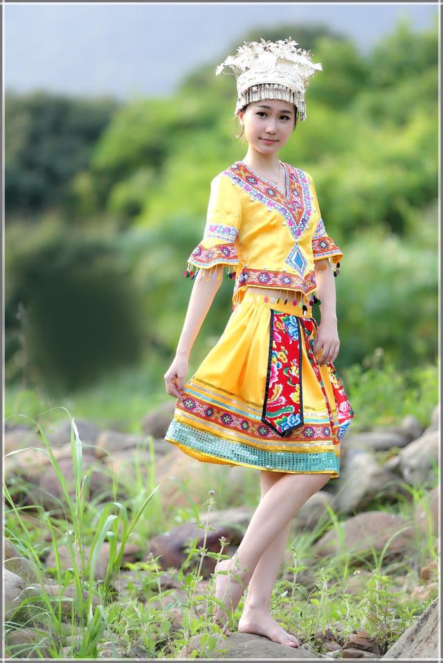 可爱的少数名族少女光脚丫 你能猜出是什么民族吗