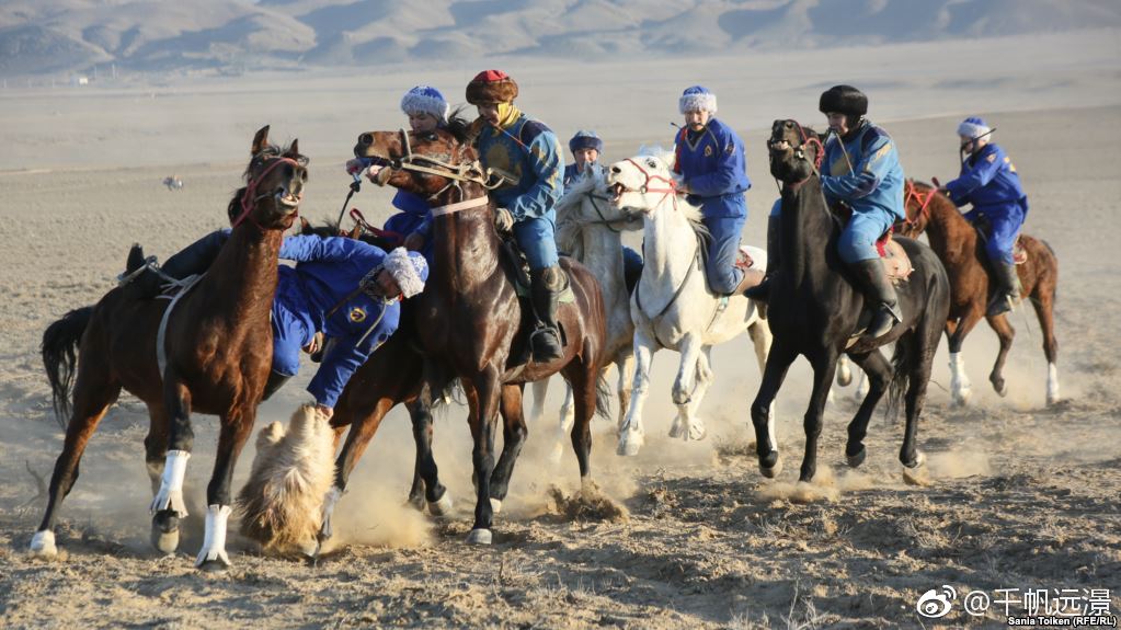 在哈萨克斯坦人眼里,骑马是他们与生俱来的技能