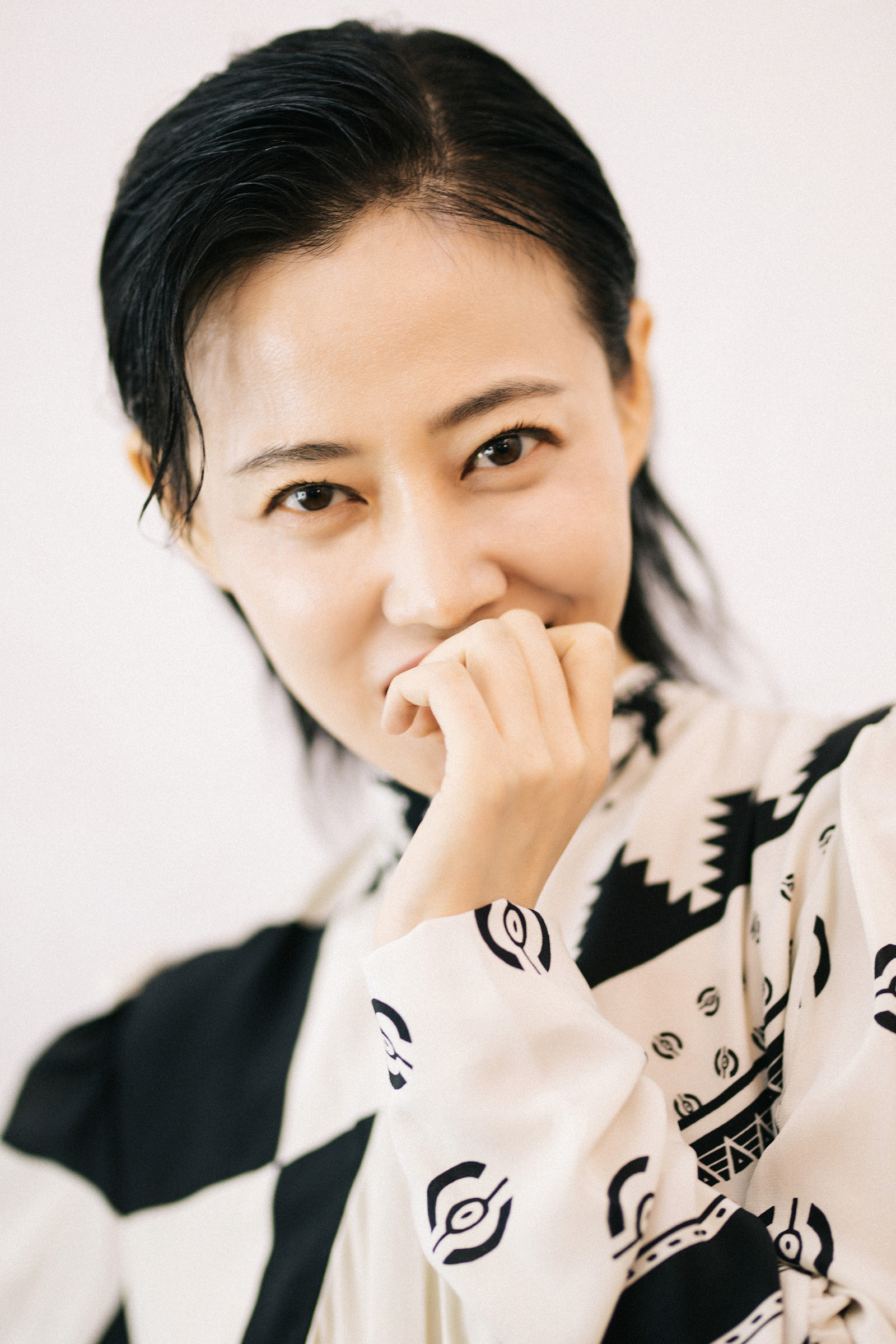 谭卓出席《你好,之华》发布会 搭档胡歌默契十足