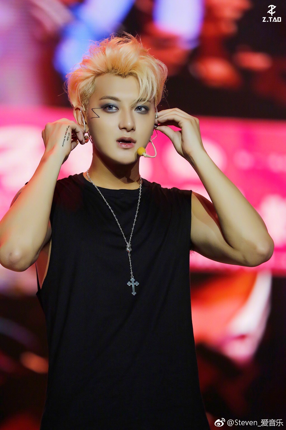 黄子韬2018巡回演唱会全新海报首发黑色与金色的"创世版"海报设