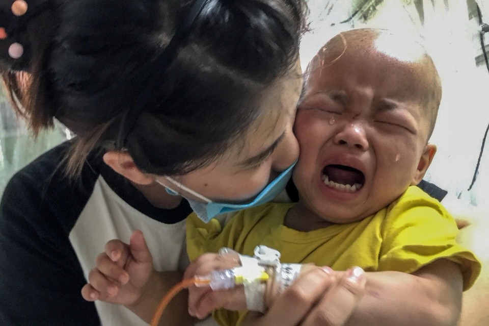 "电话里婆婆绝情的话语,让儿媳妇王超顷刻间泪流满