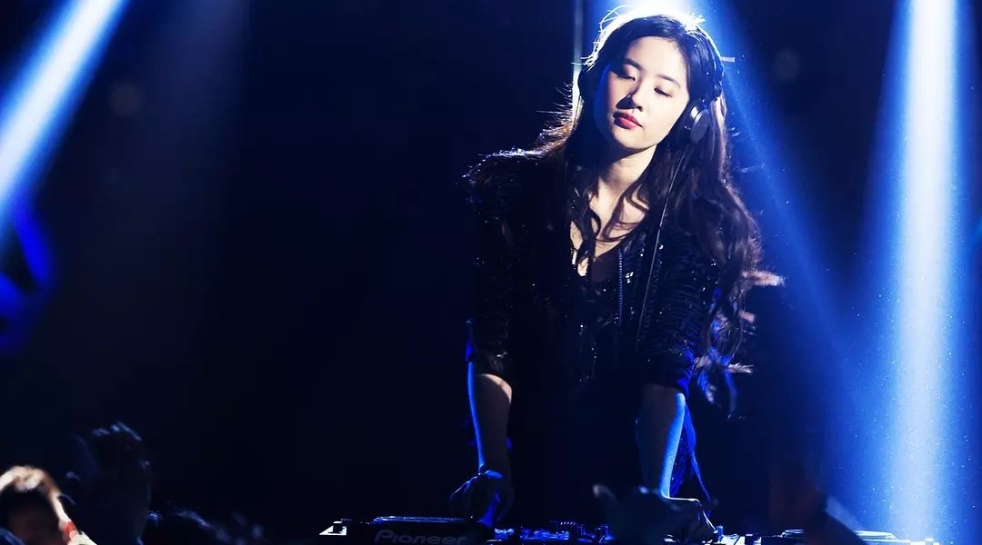 没想到刘亦菲不光颜值高,夜店蹦迪跳舞也如此妖娆!