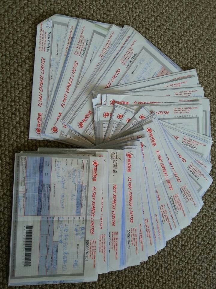 都得向大家展示当天的工作,比如一堆快递盒子,或者是一堆快递单号