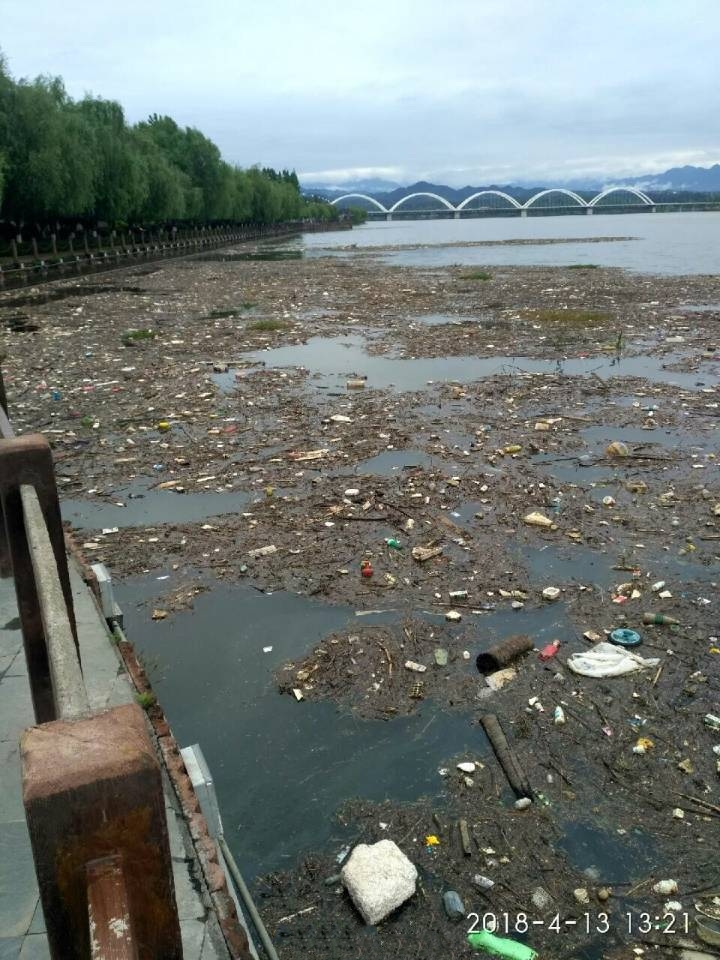 汉中汉江城区段江面大量垃圾漂浮