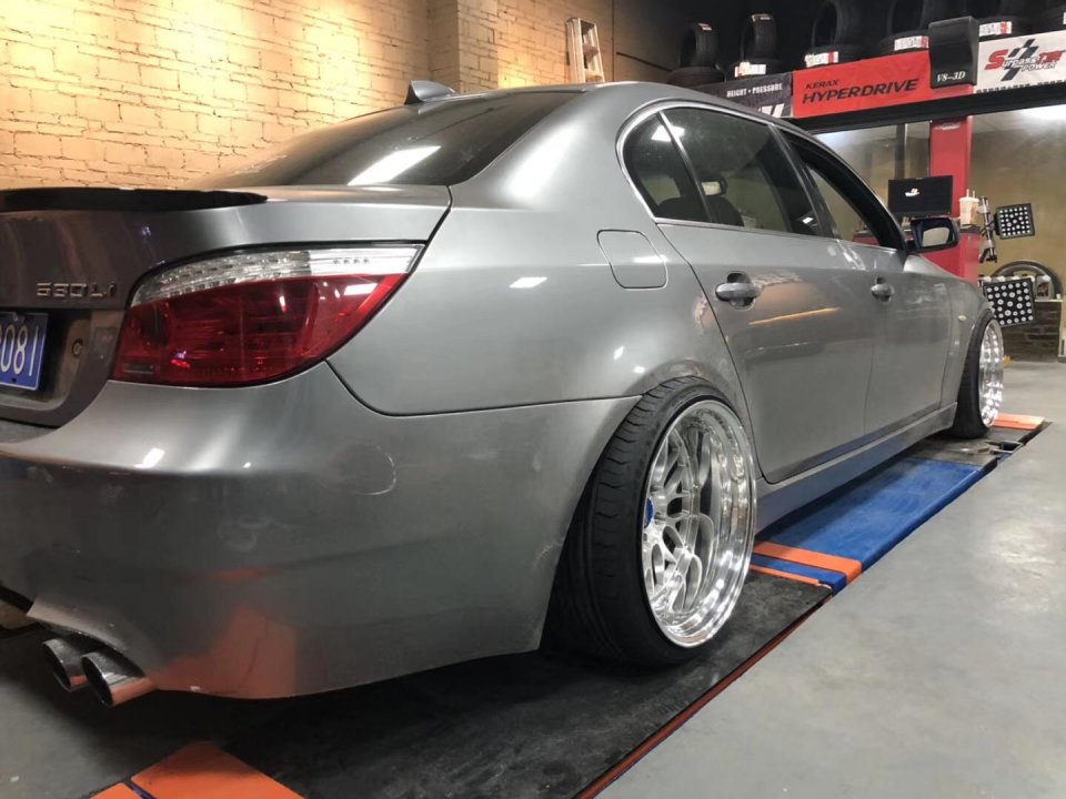 改装就是不断追求个性,冷门的宝马e60也能打造出极致低姿态!