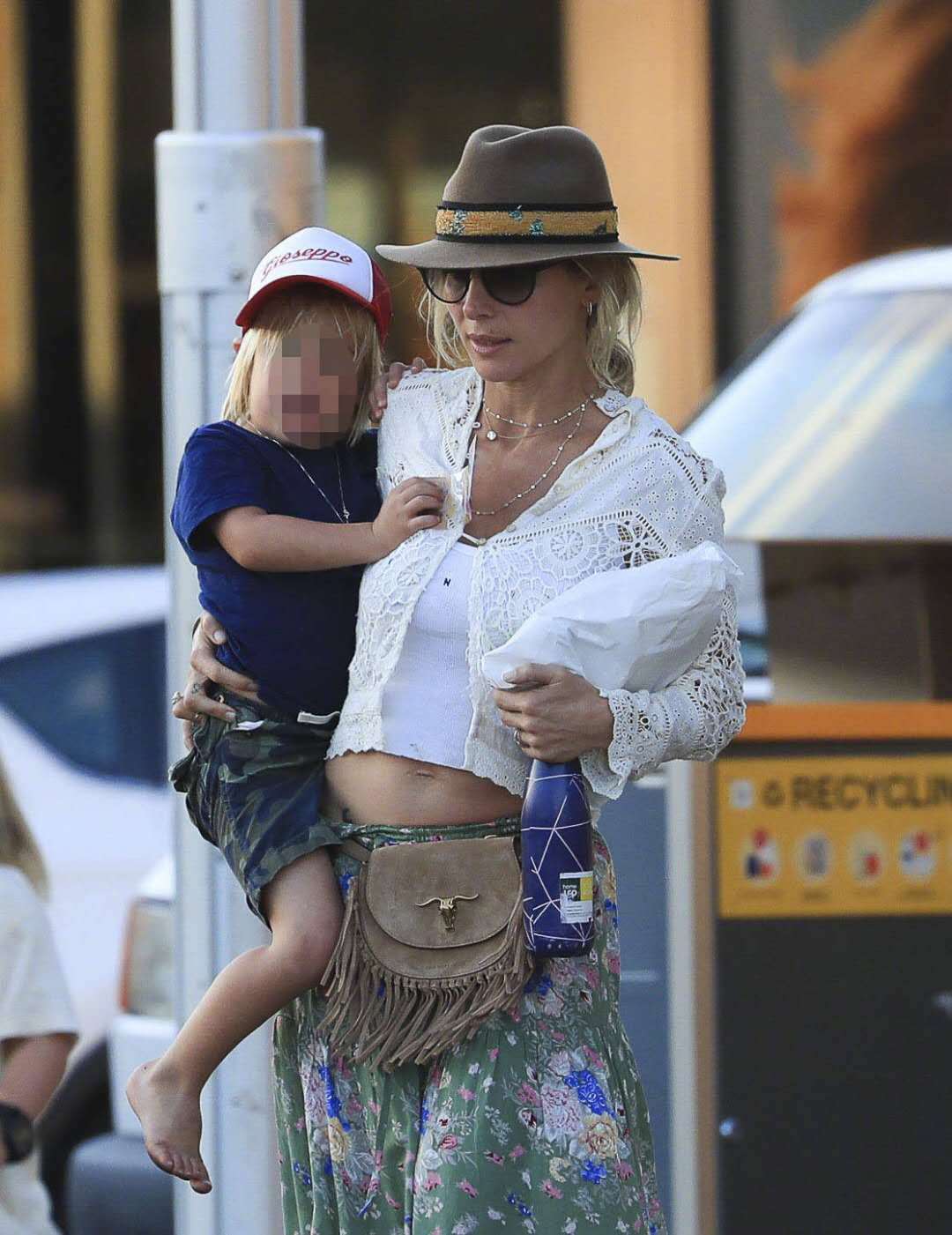 只见"锤哥"头戴棒球帽,戴着一副墨镜,一只手抱着6岁的女儿,另一手里还