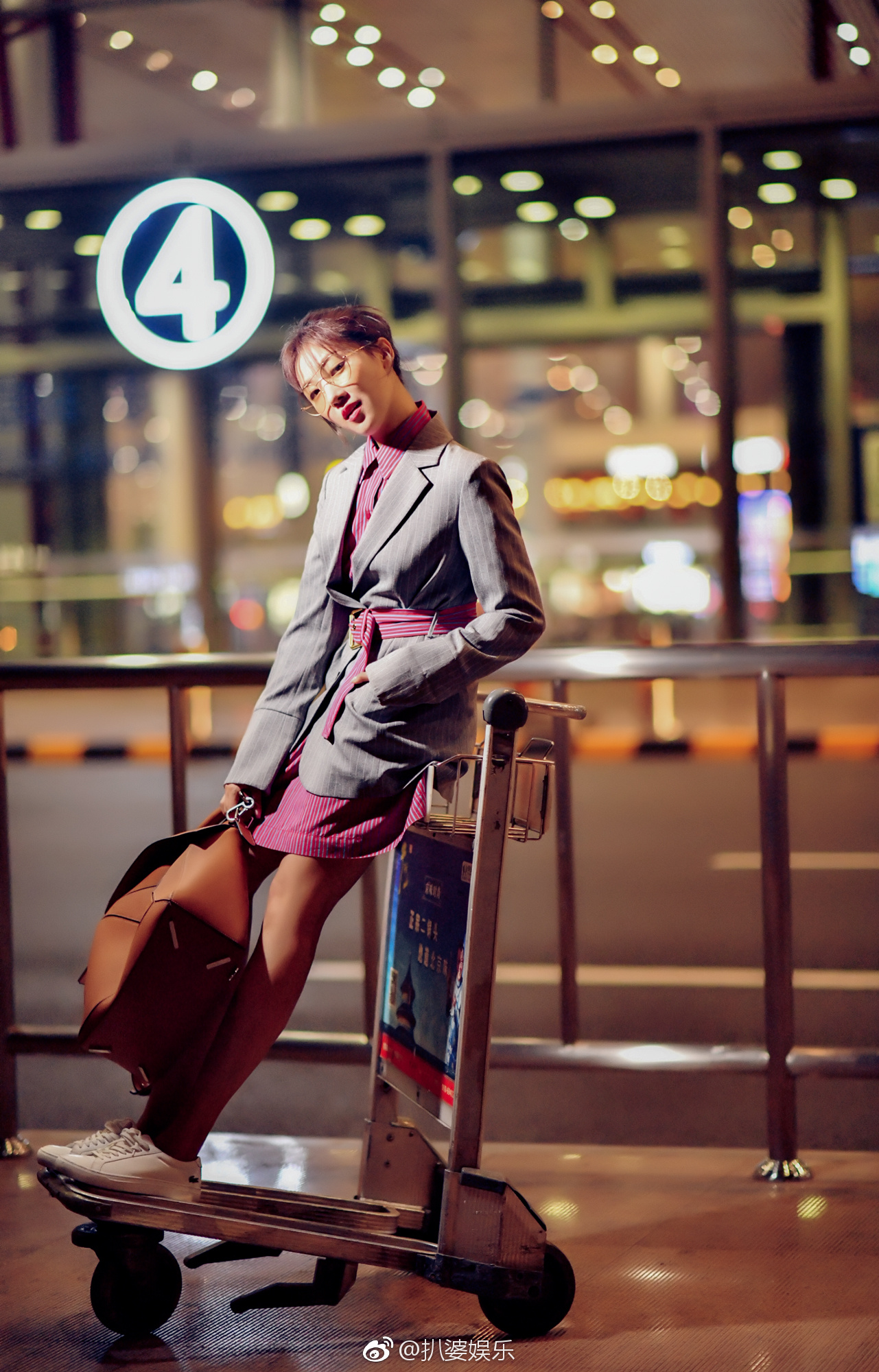 菅纫姿最新街拍,闪烁霓虹灯下的活力少女,青春俏皮又不失优雅时髦