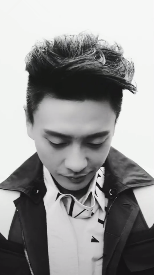 低头浅笑的黄宗泽真是魅力十足.黑白色调很带感.98kwink了解一下?