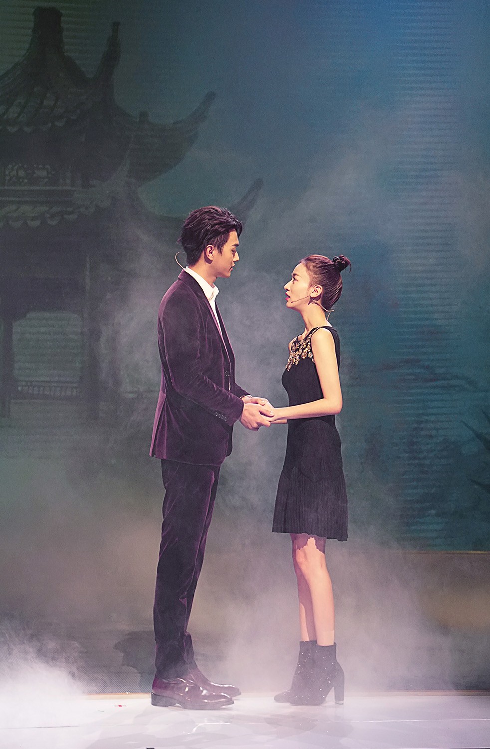 现场烟雾缭绕,"不得体"夫妇不顾尔晴的频频阻挠,执手相望又深情相拥