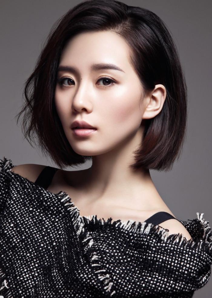 刘诗诗短发造型干练洒脱,但是和戚薇相比却相差一大截