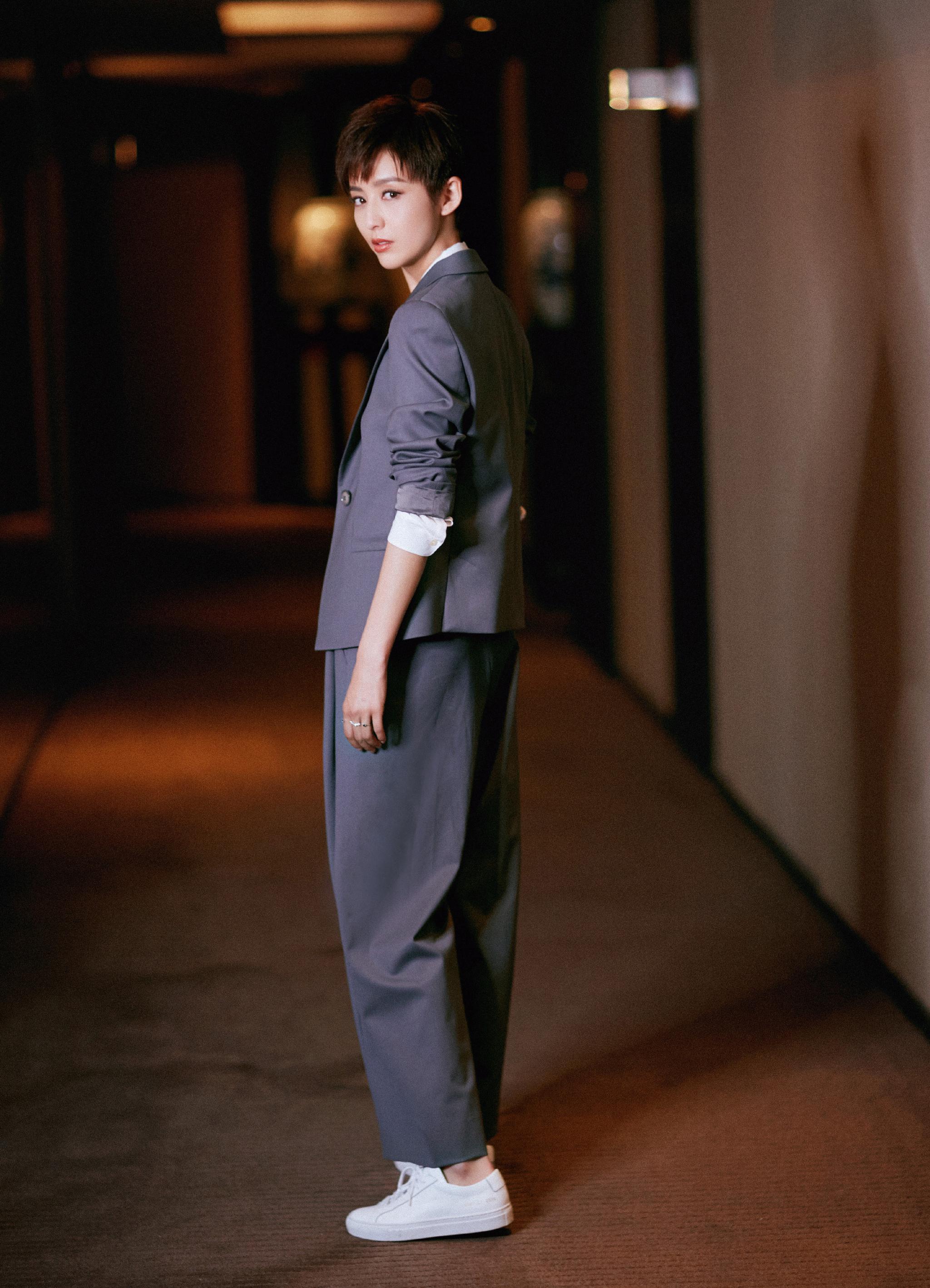 不过是剪了一个短发35岁佟丽娅变女王网友帅到不敢认