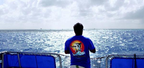 走进塞班岛沿途的风景带上对的人