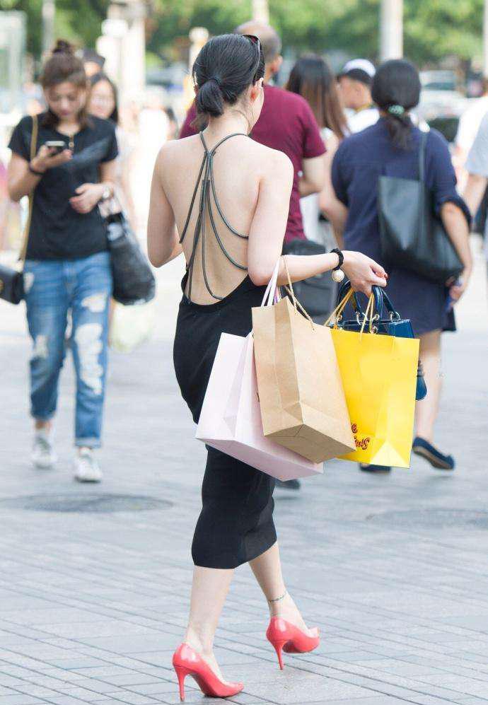 街拍会穿露背装的女孩都是时尚潮人