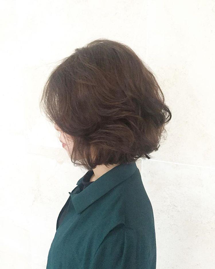 发尾烫一圈的发型今年依然很流行