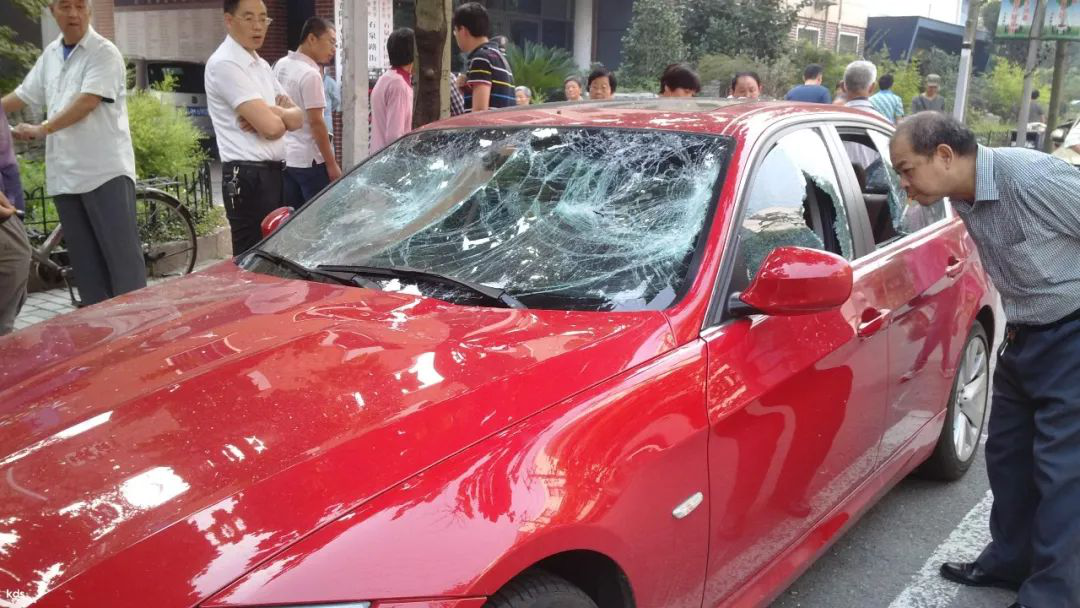 砸车砸车砸车?停车难就只有砸车一条路可走吗?