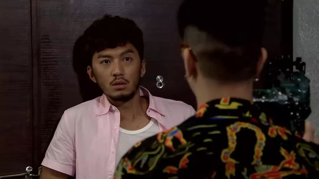 仔细想想,这一幕应该是在解释一开始kris亲完栋仁后,为何会跑去石澳