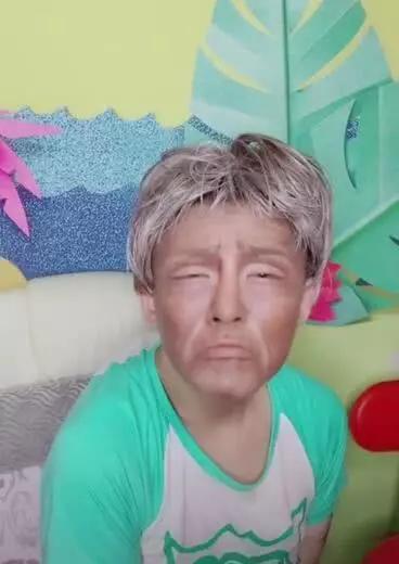 他将自己化成一个老态龙钟的老大爷,真是对他的化妆技术佩服的五体投
