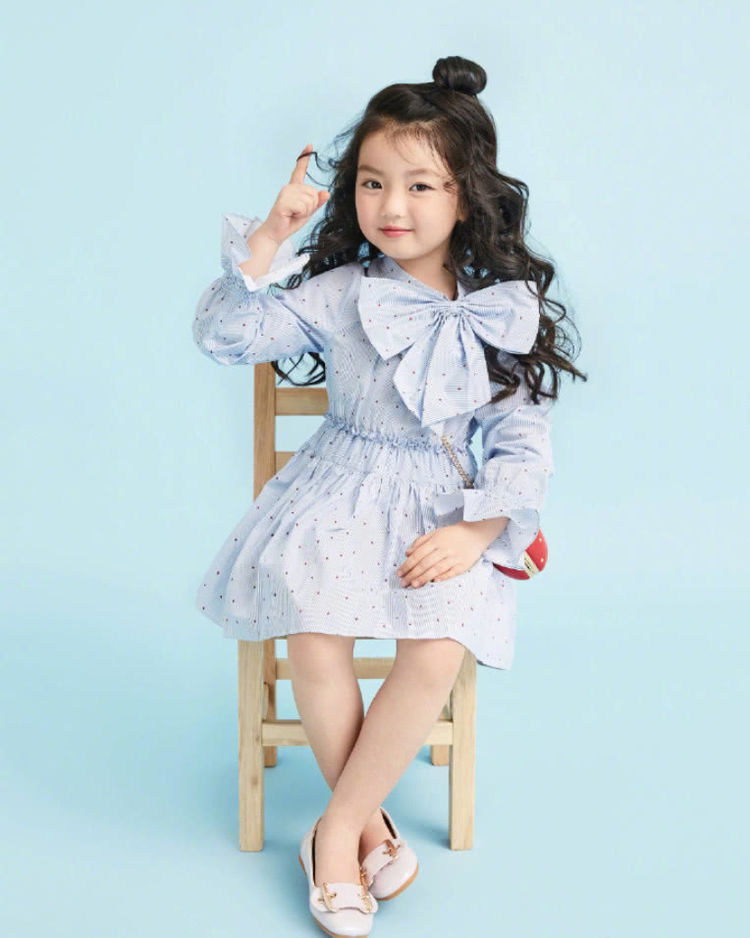 别看阿拉蕾才5岁,衬衫裙搭"草莓包",比戚薇女儿可爱10倍!