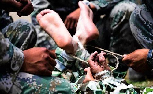 实拍解放军侦察兵进行被俘训练被俘训练残酷异常常人难以承受