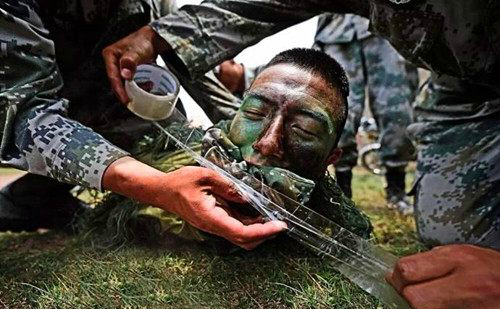 实拍解放军侦察兵进行被俘训练被俘训练残酷异常常人难以承受